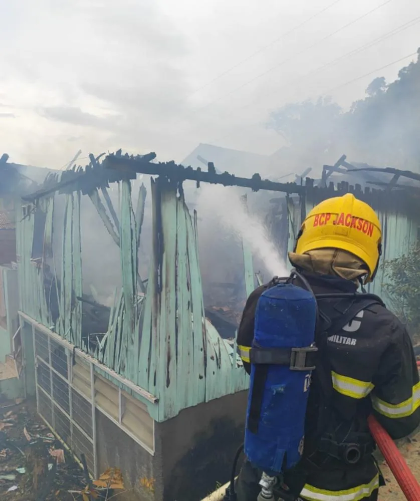 Incêndio destrói casa e bombeiros resgatam dois cachorros em Gaspar