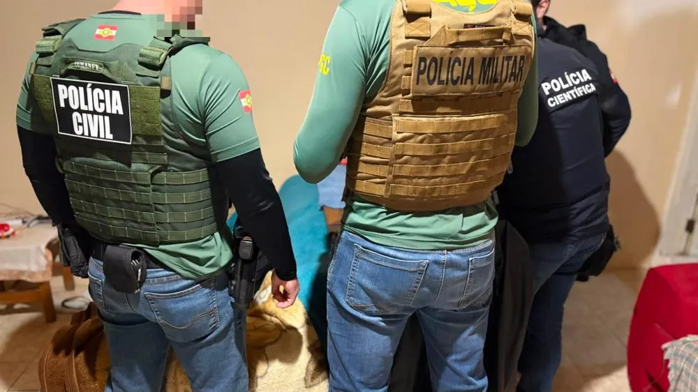 GAECO prende suspeito de armazenar material de abuso sexual infantil em Balneário Piçarras