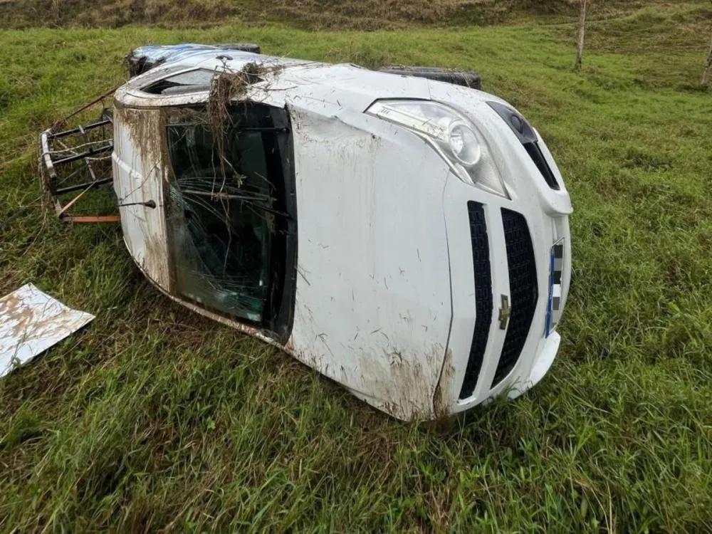 Saída de pista seguida de capotamento mobiliza bombeiros na SC-112, em Trombudo Central