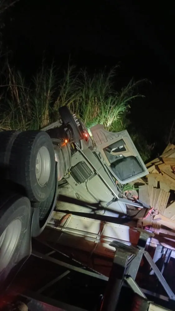 Carreta sai da pista e tomba na BR-470 em Rodeio