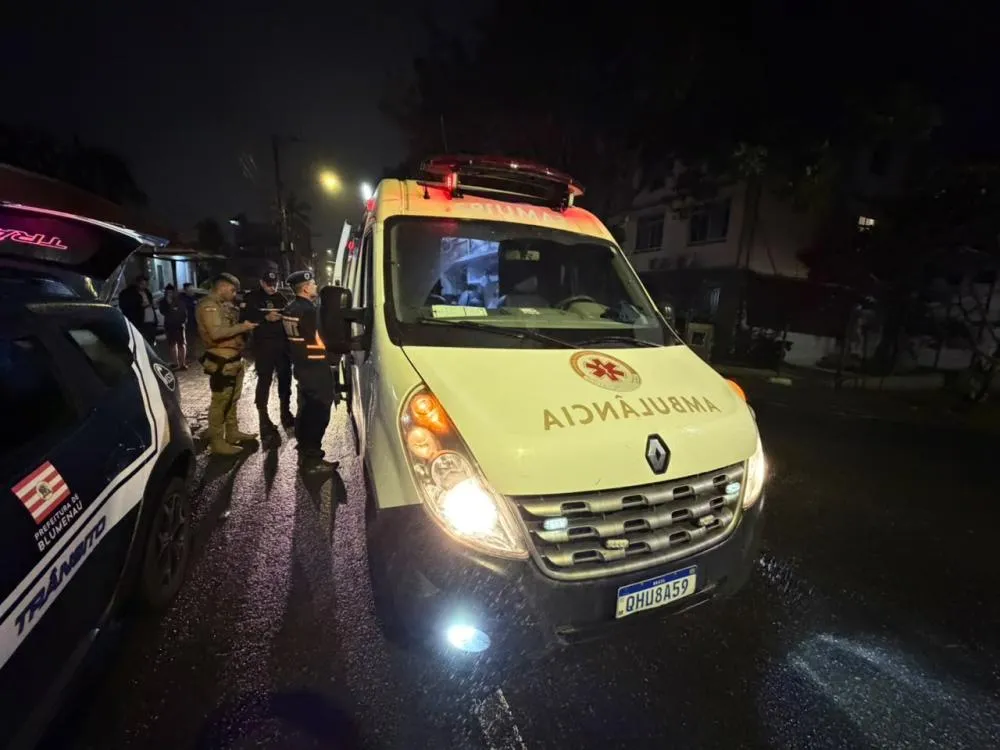 Motorista fica ferido após carro bater contra cerca em Indaial