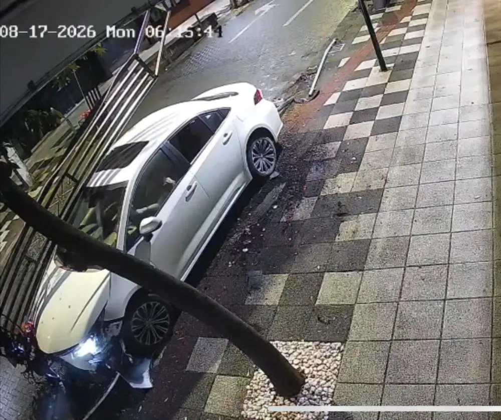 Motorista dirige na contramão, bate em placas de sinalização e foge sem prestar socorro em Blumenau