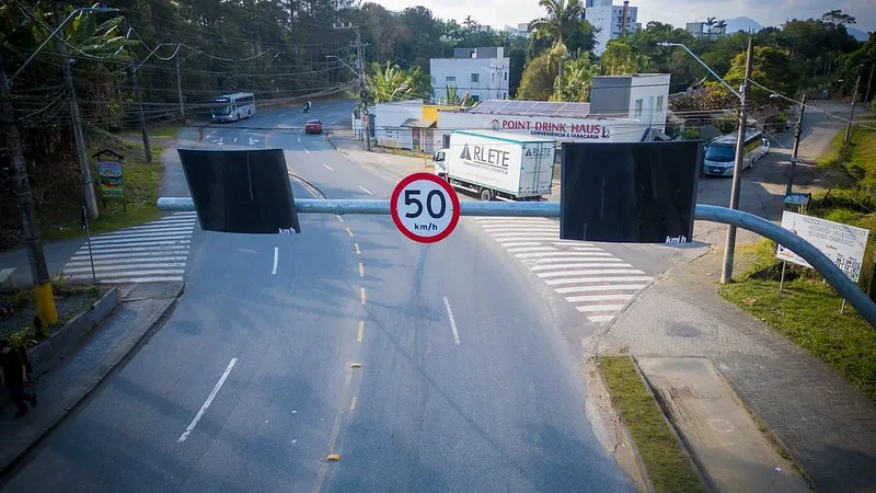 Medidores de velocidade passarão por testes em ruas de Blumenau nesta semana; veja onde haverá aferição