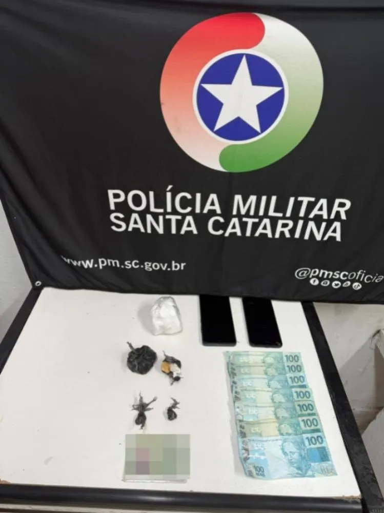 Homem é preso por violência doméstica e tráfico de drogas no bairro Azambuja em Brusque