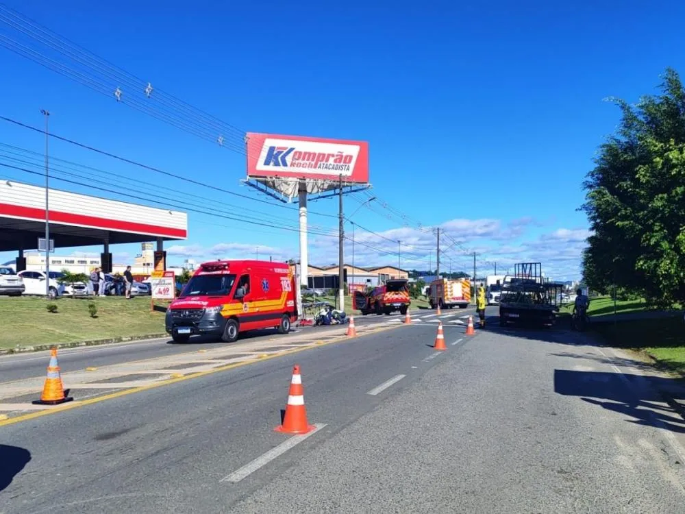 Batida entre carro e bicicleta deixa idosa ferida em Gaspar