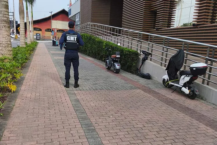 Guarda de Trânsito recolhe scooters e patinetes estacionados sobre calçadas em Blumenau