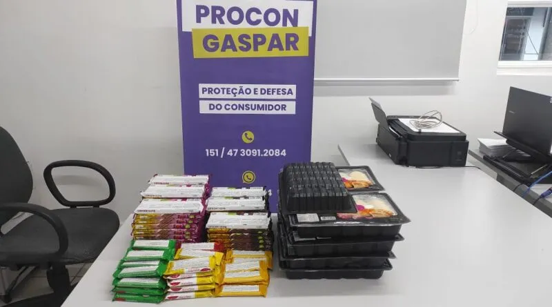 Procon apreende mais de 100 produtos vencidos durante fiscalização em mercado de Gaspar