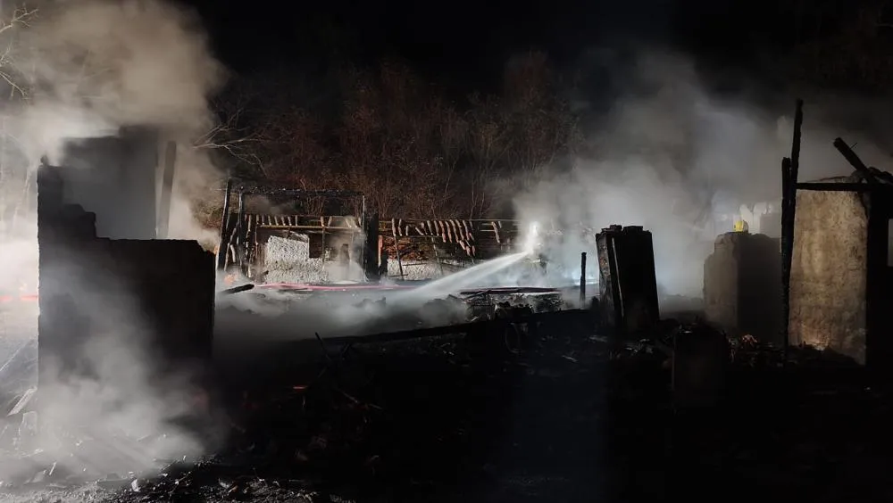 Incêndio destrói casa e mobiliza bombeiros no Alto Vale