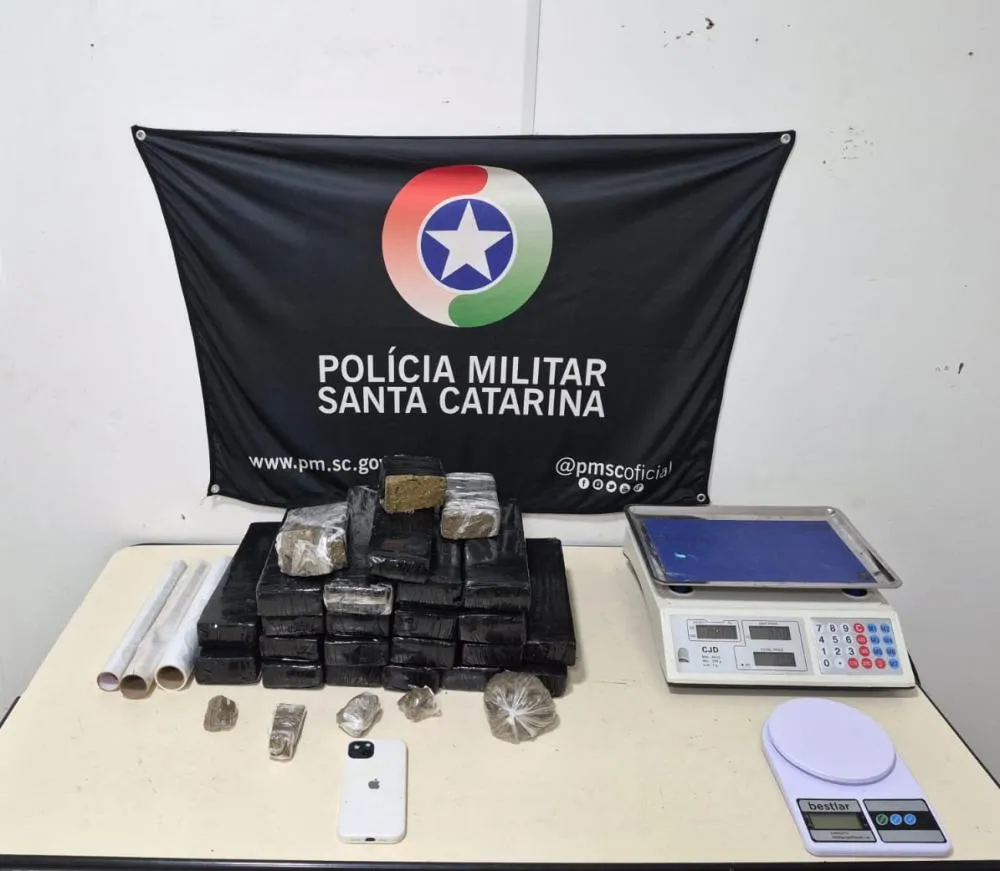 Homem é preso com quase 19 kg de maconha escondidos em armário no bairro Salto Weissbach