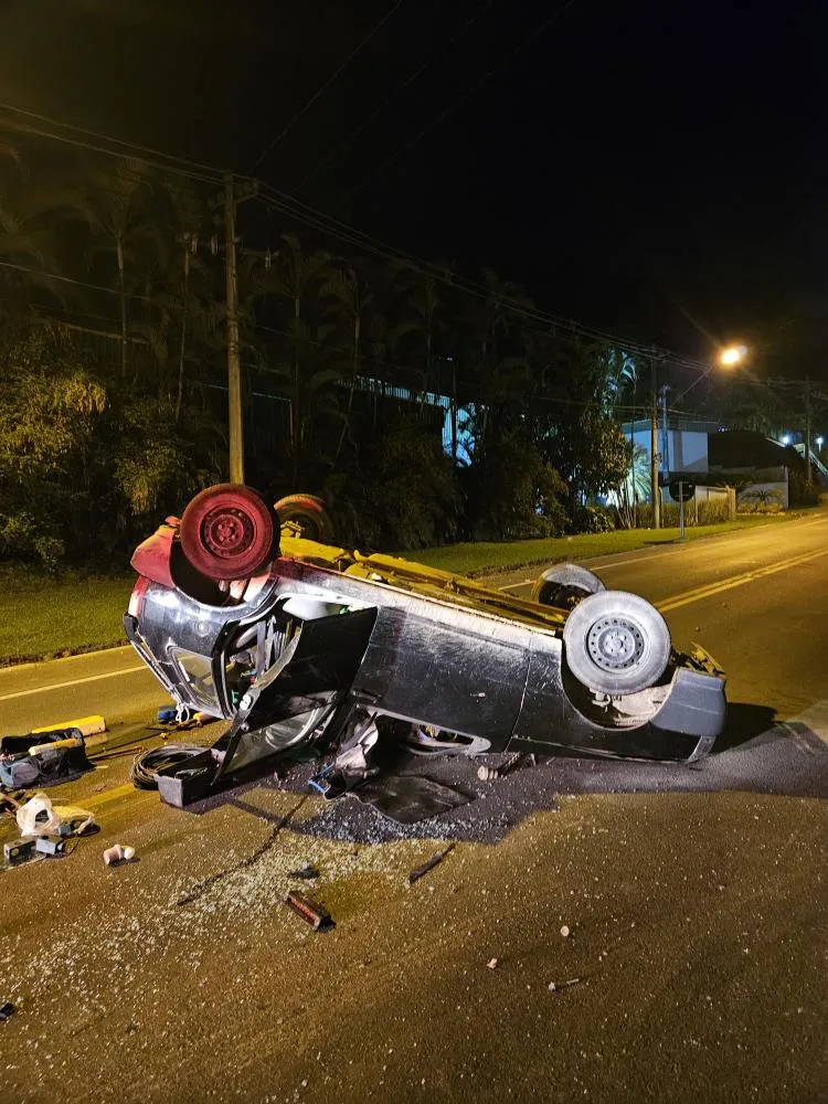 Colisão traseira seguida de capotamento deixa dois feridos leves na Rodovia Pedro Merísio, em Botuverá