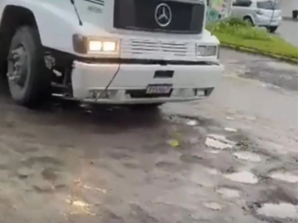 Obra parada deixa Rua Frederico Jensen com buracos e poeira e afeta comerciantes e motoristas em Blumenau