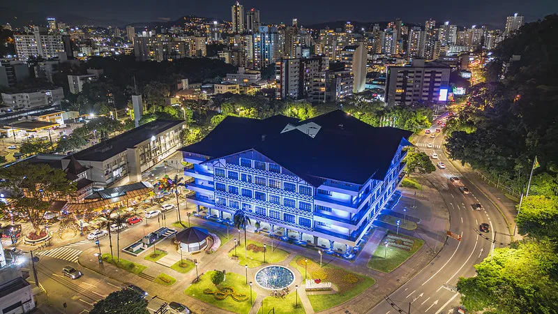 Blumenau lança dois editais para contratação de profissionais da educação; salários chegam a R$ 5,1 mil