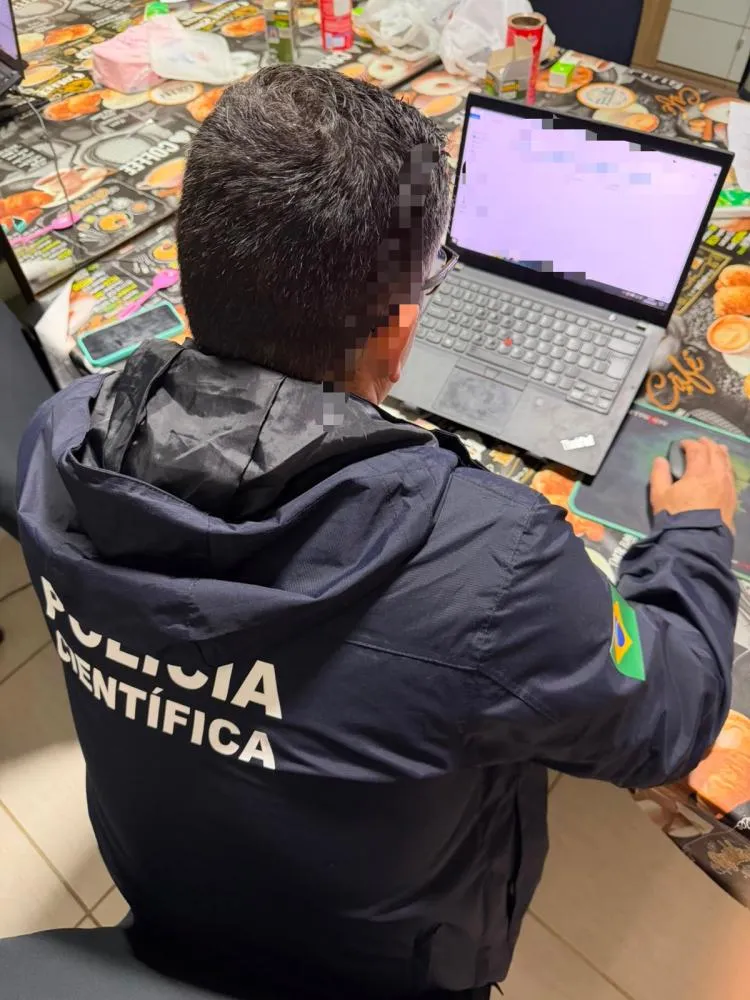 GAECO cumpre mandado de busca em Araranguá contra suspeito de armazenar imagens de abuso sexual infantil