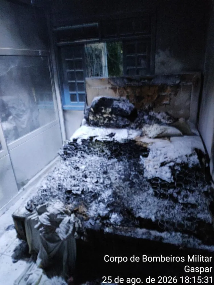 Moradora fica ferida após incêndio atingir quarto de residência em Gaspar