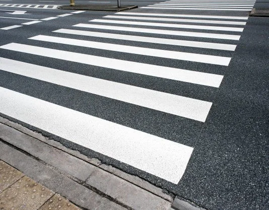Idosa de 74 anos é atropelada por motoneta na faixa de pedestres em Blumenau