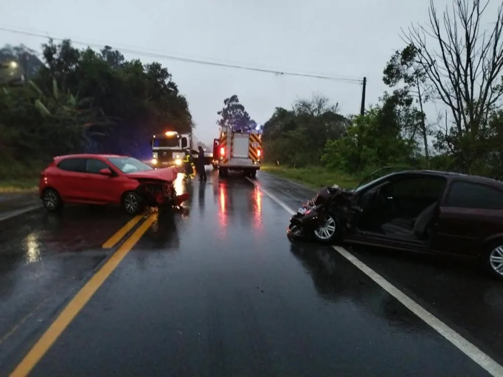 Batida de frente entre dois carros deixa quatro pessoas feridas na BR-470, em Rio do Sul