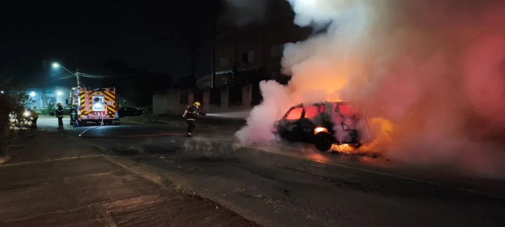 Jeep Renegade pega fogo e mobiliza bombeiros em Gaspar