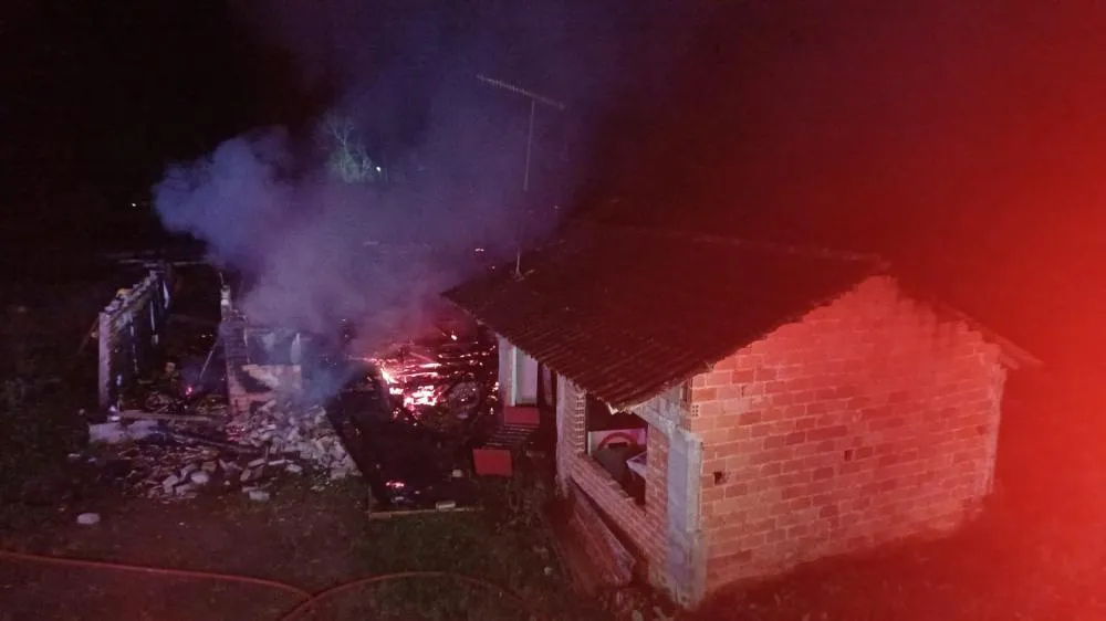 Casa é atingida por incêndio durante a madrugada deste domingo no Vale do Itajaí