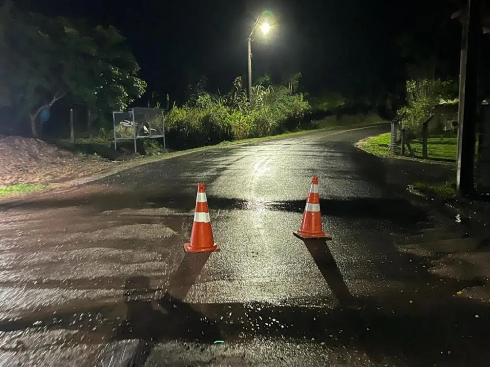 Deslizamento interdita Estrada Geral do Gaspar Alto