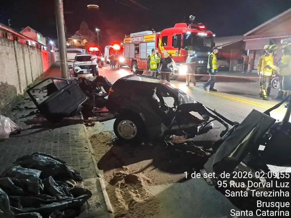 Carro parte ao meio ao bater em poste em Brusque; um homem morre e dois ficam feridos