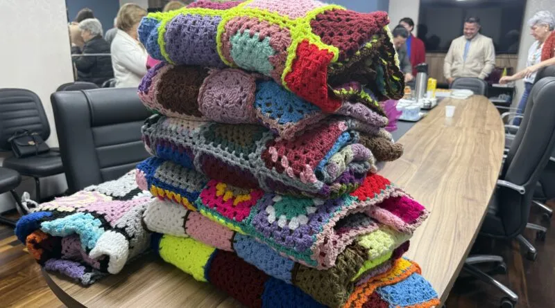 Voluntárias confeccionam 48 mantas para idosos acamados em Gaspar