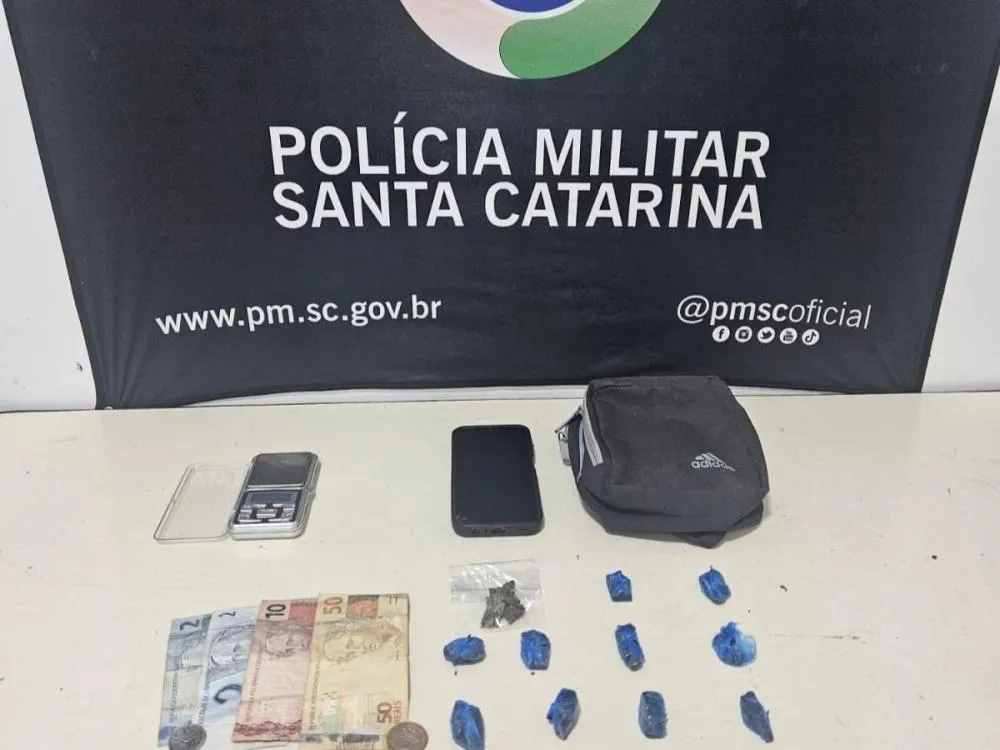 PM apreende adolescente de 14 anos com drogas e balança de precisão em Blumenau
