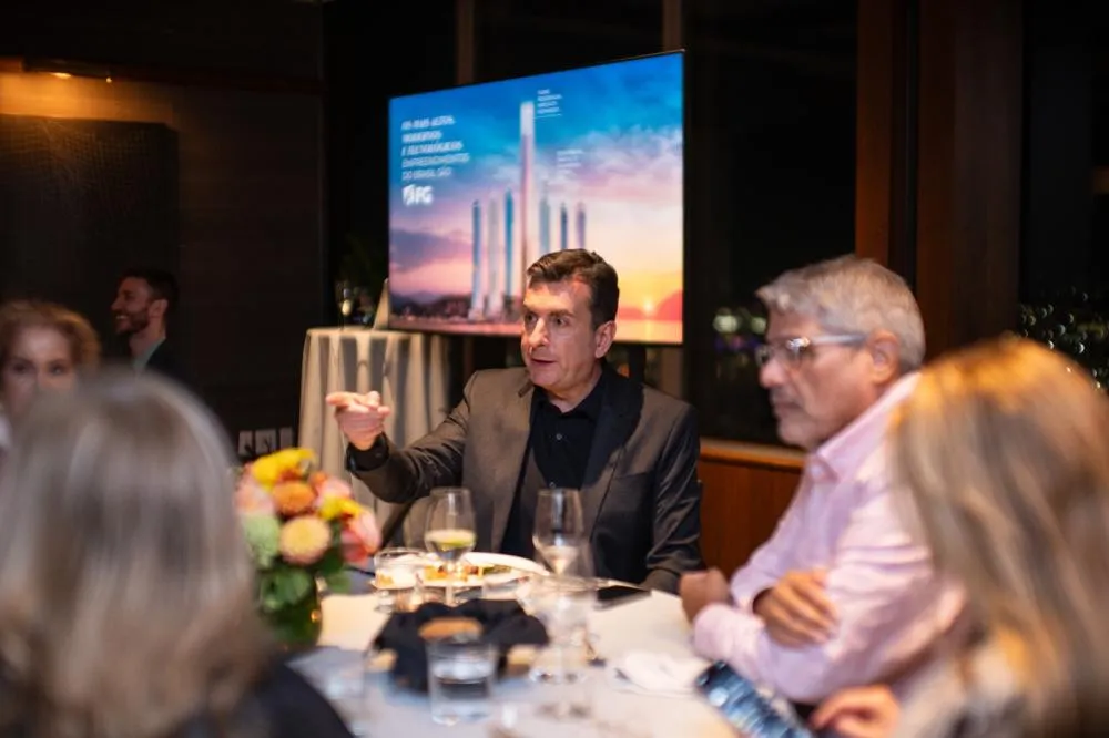 Alex Brito apresentando o projeto Senna Tower para investidores em Nova Iorque. Divulgação