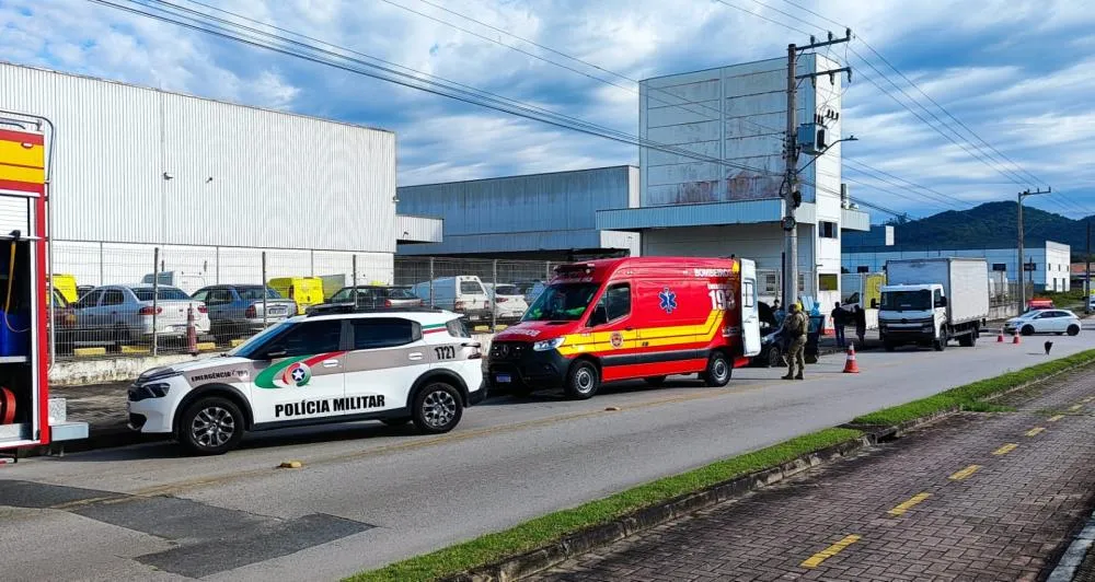 Carro bate na traseira de caminhão e deixa duas pessoas feridas em Gaspar