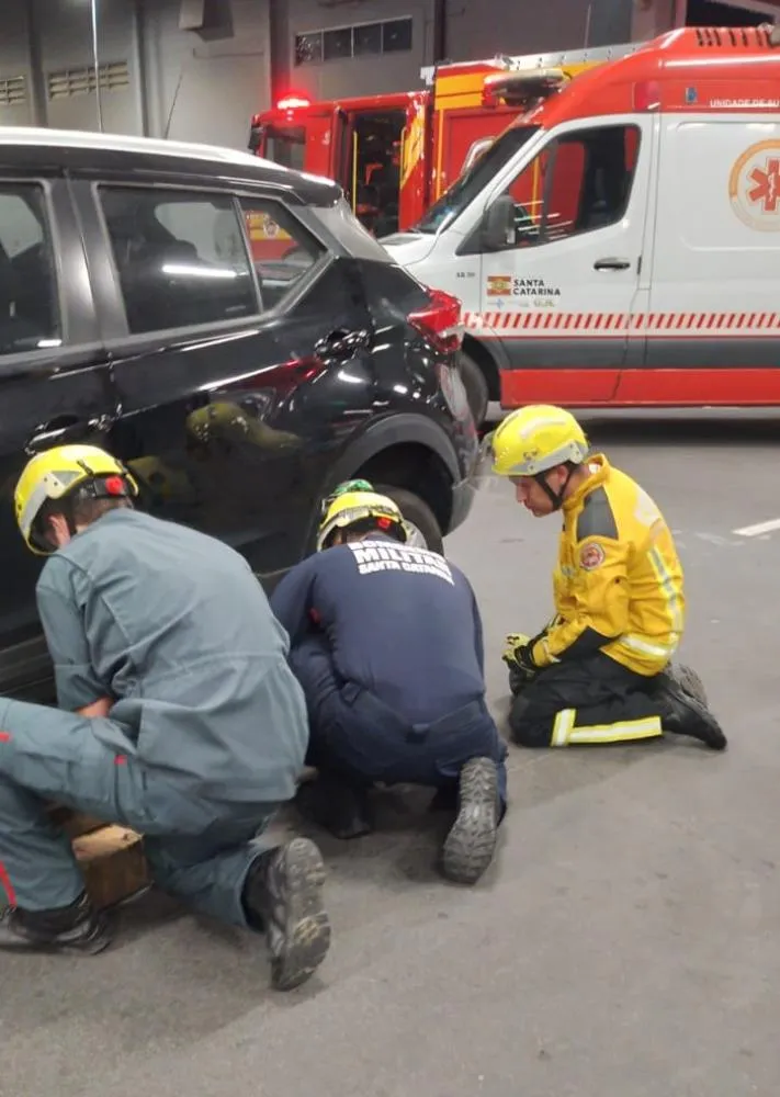 Homem fica preso sob carro em estacionamento de supermercado no bairro Vorstadt