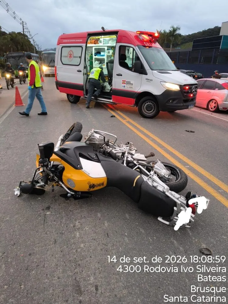 Motociclista morre após colisão com dois carros na Rodovia Ivo Silveira, em Brusque