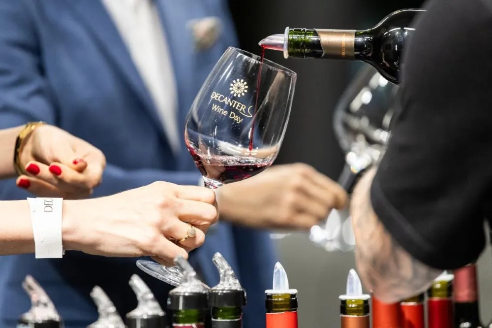 Decanter Wine Experience reúne seis vinícolas em noite de degustação em Blumenau