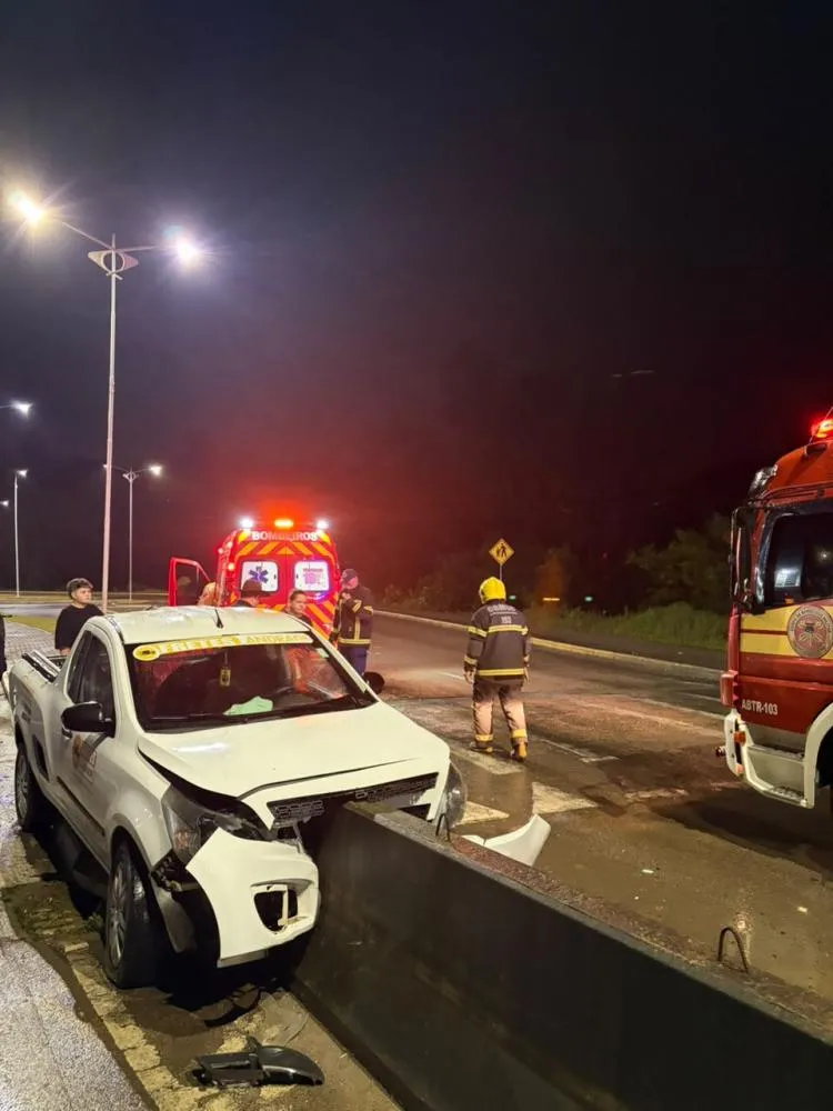 Motorista fica ferido após carro bater contra mureta no Alto Vale