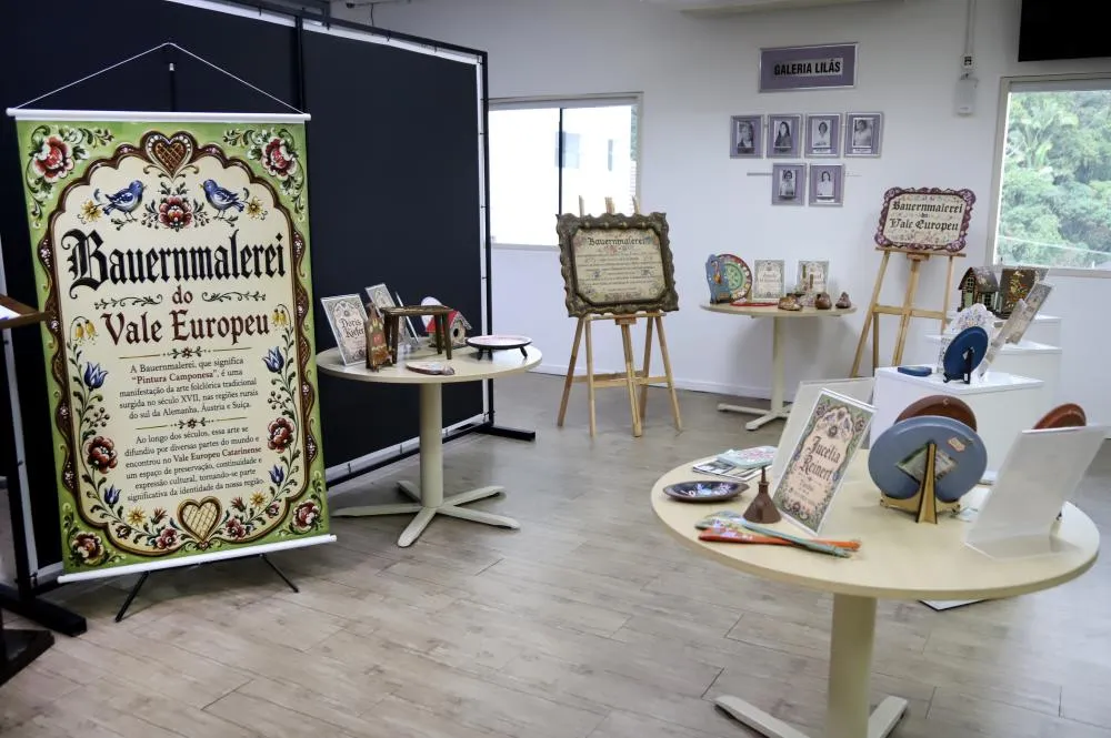 Exposição de Bauernmalerei reúne trabalhos de artesãos do Vale Europeu em Blumenau