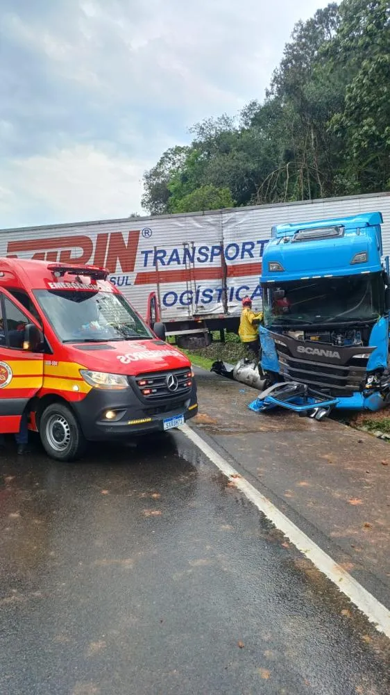 Carreta sai da pista na BR-470, deixa três feridos e mobiliza bombeiros no Alto Vale
