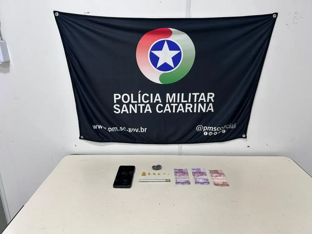 Dupla joga drogas no canteiro ao ver viaturas e é presa por tráfico no bairro Itoupava Norte