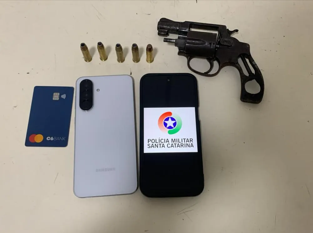 Foragido do Presídio de Blumenau furta moto, foge armado e é baleado após confronto com a PM em Gaspar
