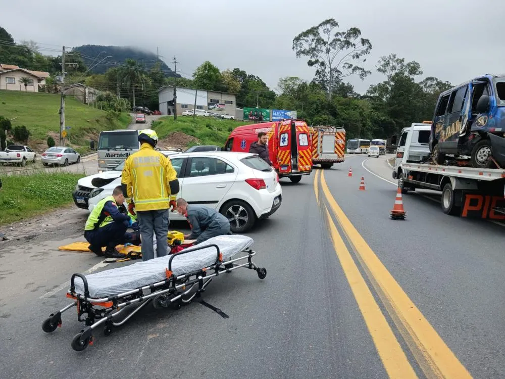 Batida entre dois carros deixa mulher ferida na BR-470, em Rio do Sul
