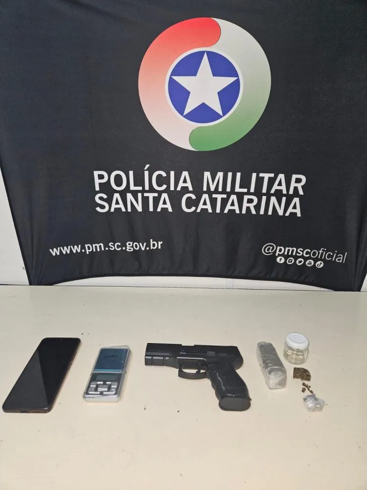 Homem tenta fugir para casa ao ver PM e é preso com 63 gramas de maconha no bairro Itoupava Norte