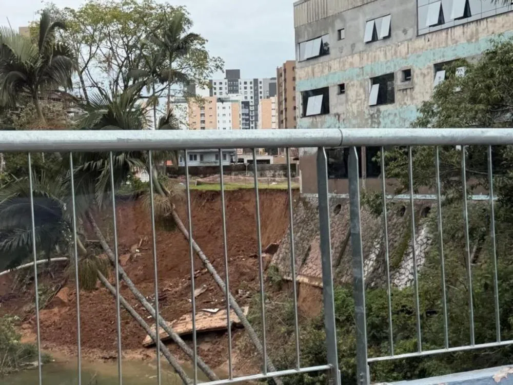 Deslizamento de terra é registrado atrás do Grande Hotel, no Centro de Blumenau