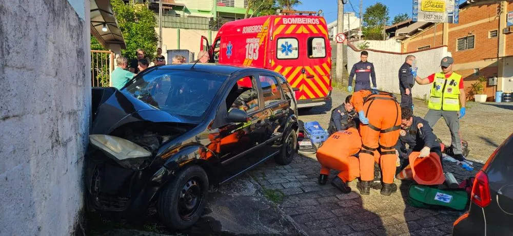 Vídeo: Idoso morre após carro bater contra muro no bairro Escola Agrícola, em Blumenau