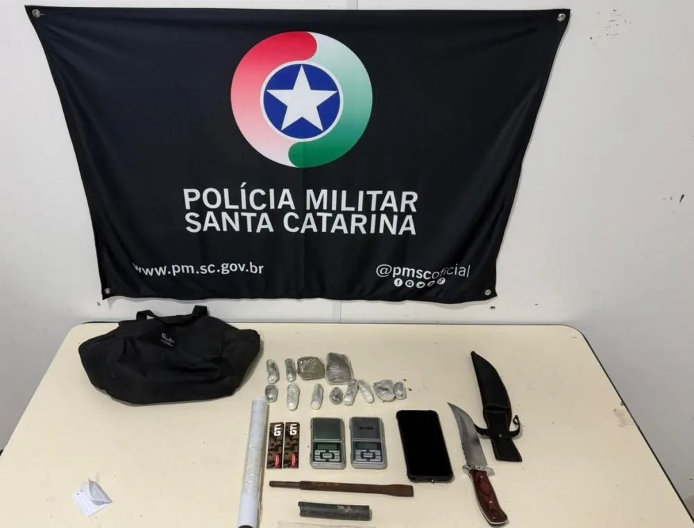 Homem é esfaqueado ao ser cobrado por dívida e ocorrência termina com quatro pessoas presas em Blumenau