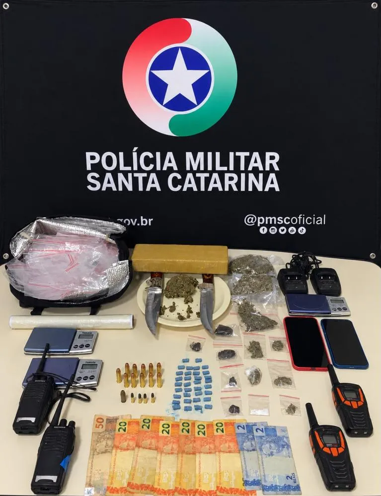 Dois homens e adolescente são presos com mais de 1 kg de drogas e munições no bairro Itoupavazinha