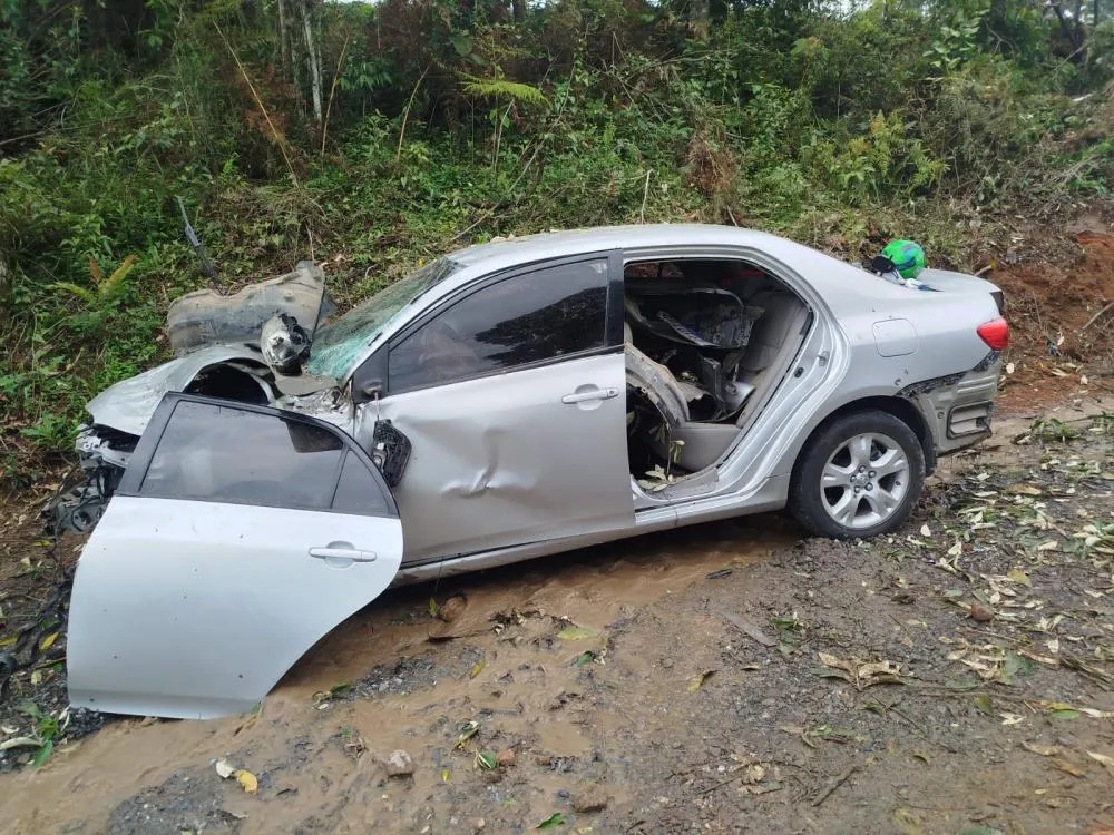 Mulher fica ferida após carro sair da pista e capotar na SC-350, em Ituporanga