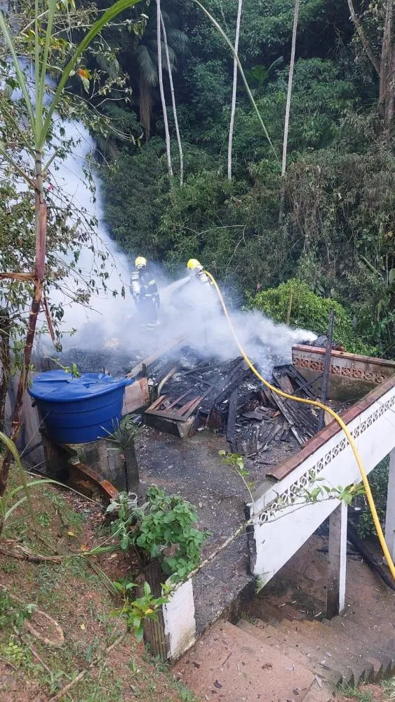Incêndio atinge parte superior de residência no Centro de Blumenau