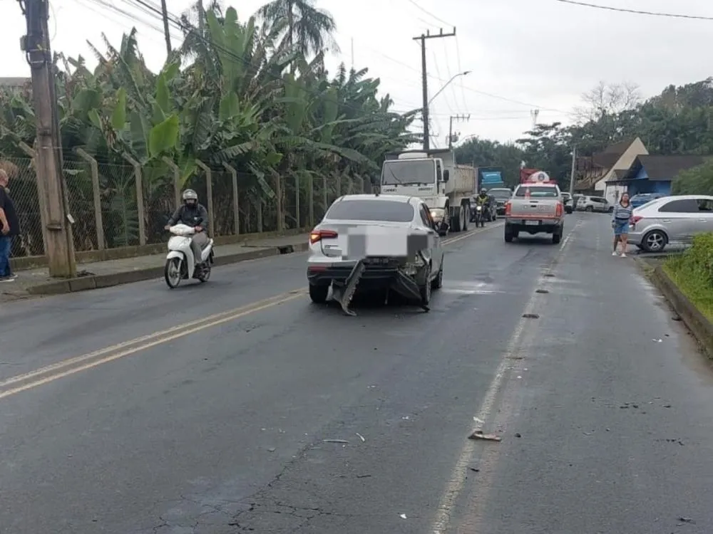 Pedestre morre atropelado em acidente envolvendo carro e caminhão em Blumenau