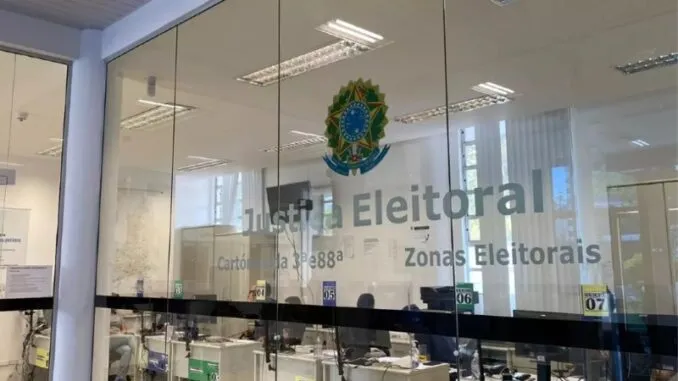 Justiça Eleitoral proíbe estacionamento de veículos adesivados perto de locais de votação em Blumenau