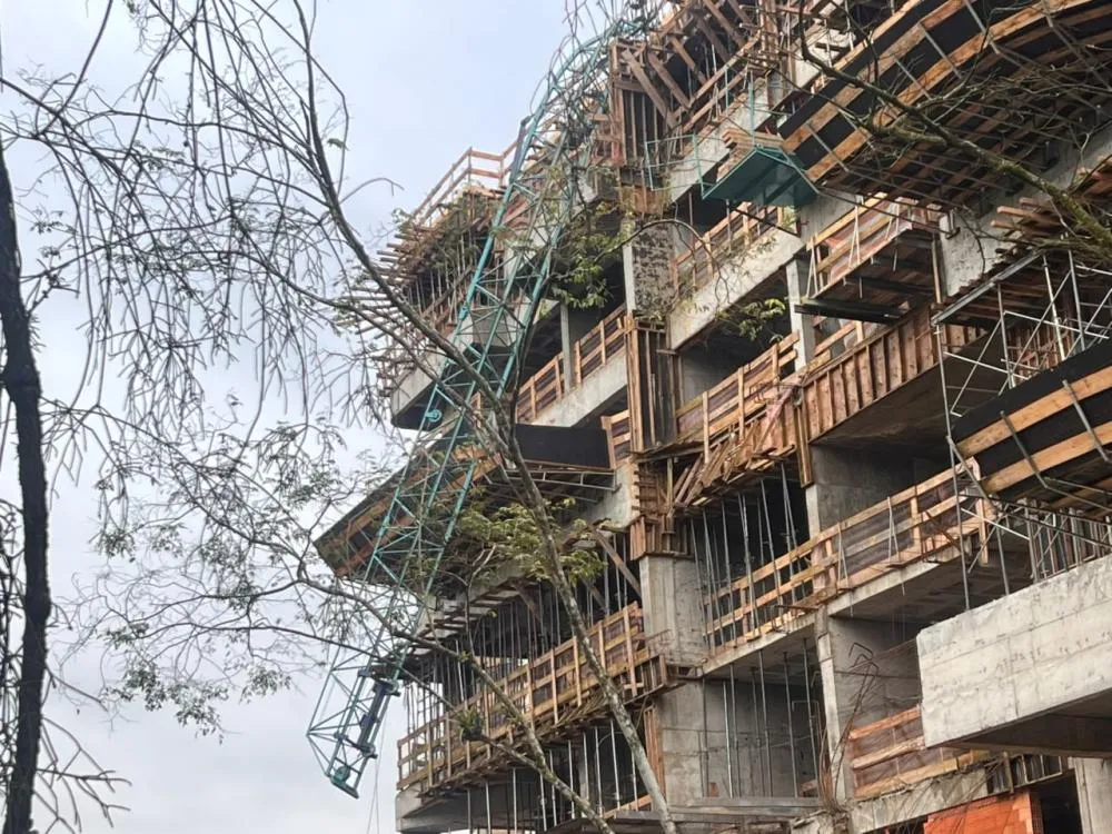 Trabalhador fica ferido após equipamento cair em obra no Centro de Blumenau