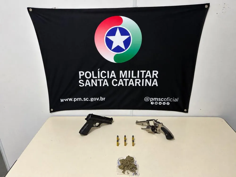 Homem é preso após ameaçar ex-companheira com revólver em Blumenau
