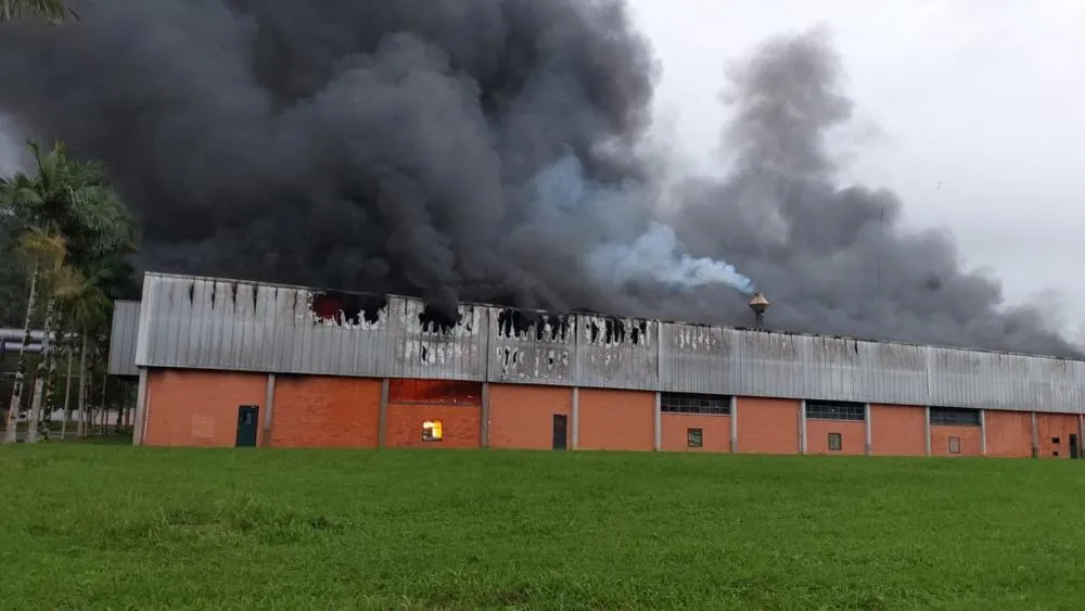 Incêndio atinge galpão da empresa Cremer, no bairro Salto Weissbach, em Blumenau