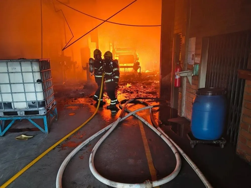 Bombeiros mobilizam equipes por cerca de nove horas para combater incêndio em galpão da Cremer, em Blumenau